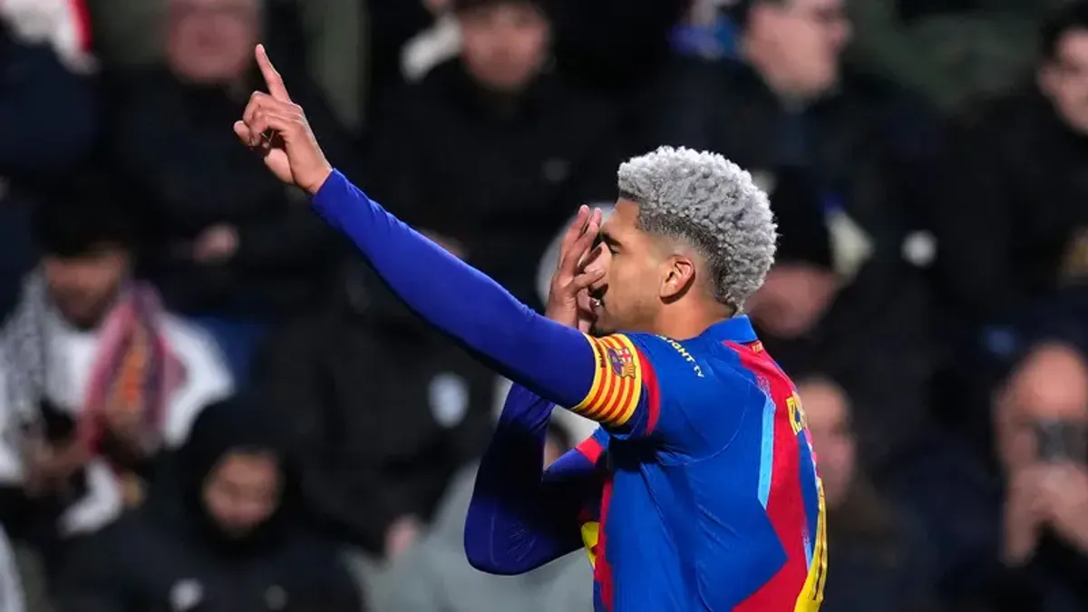Barcelona Siap Lepas Ronald Araujo Jika Ada Tawaran Tepat