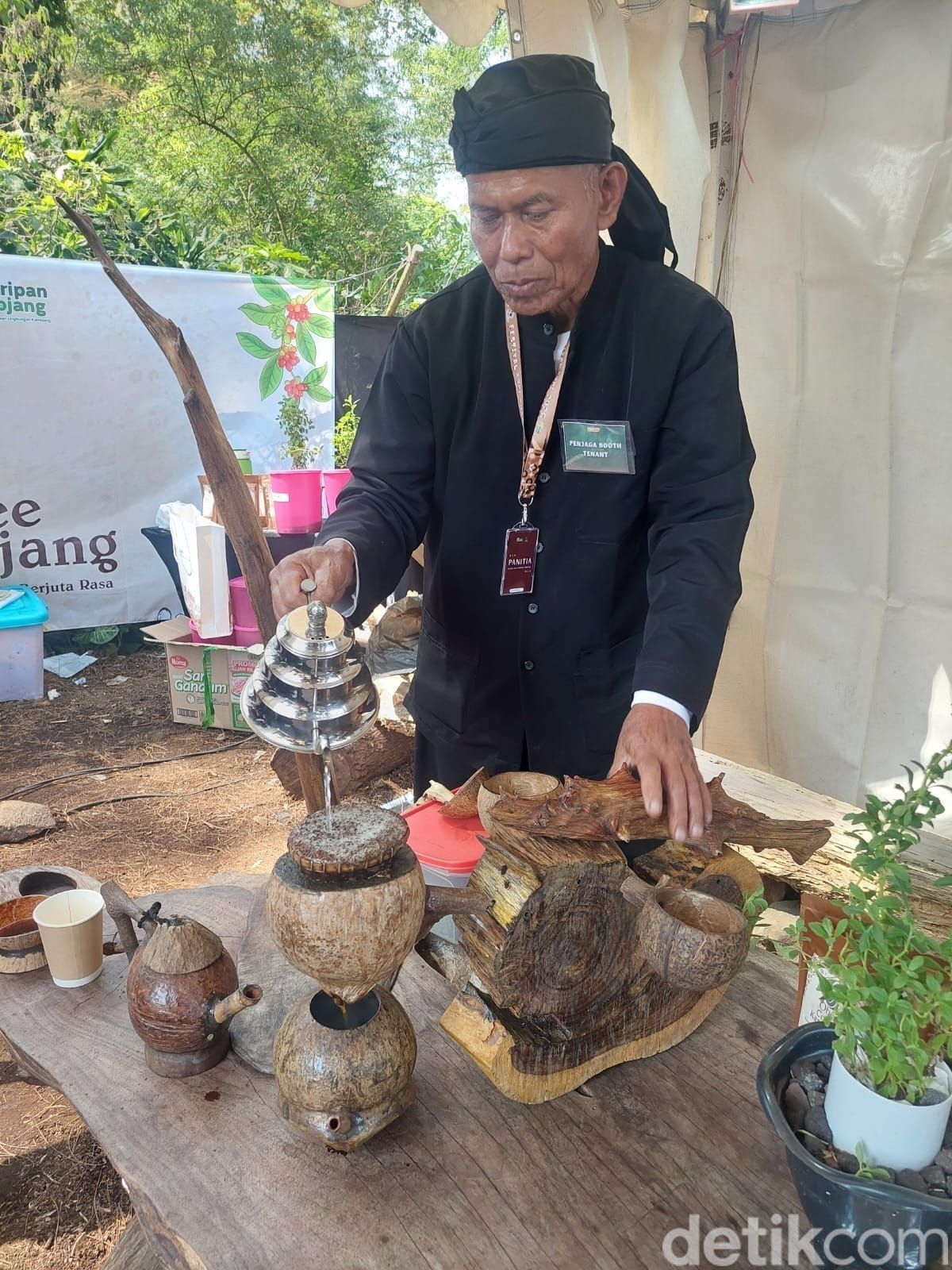 Suhendan Pertahankan Tradisi Kopi Lisung di Desa Laksana