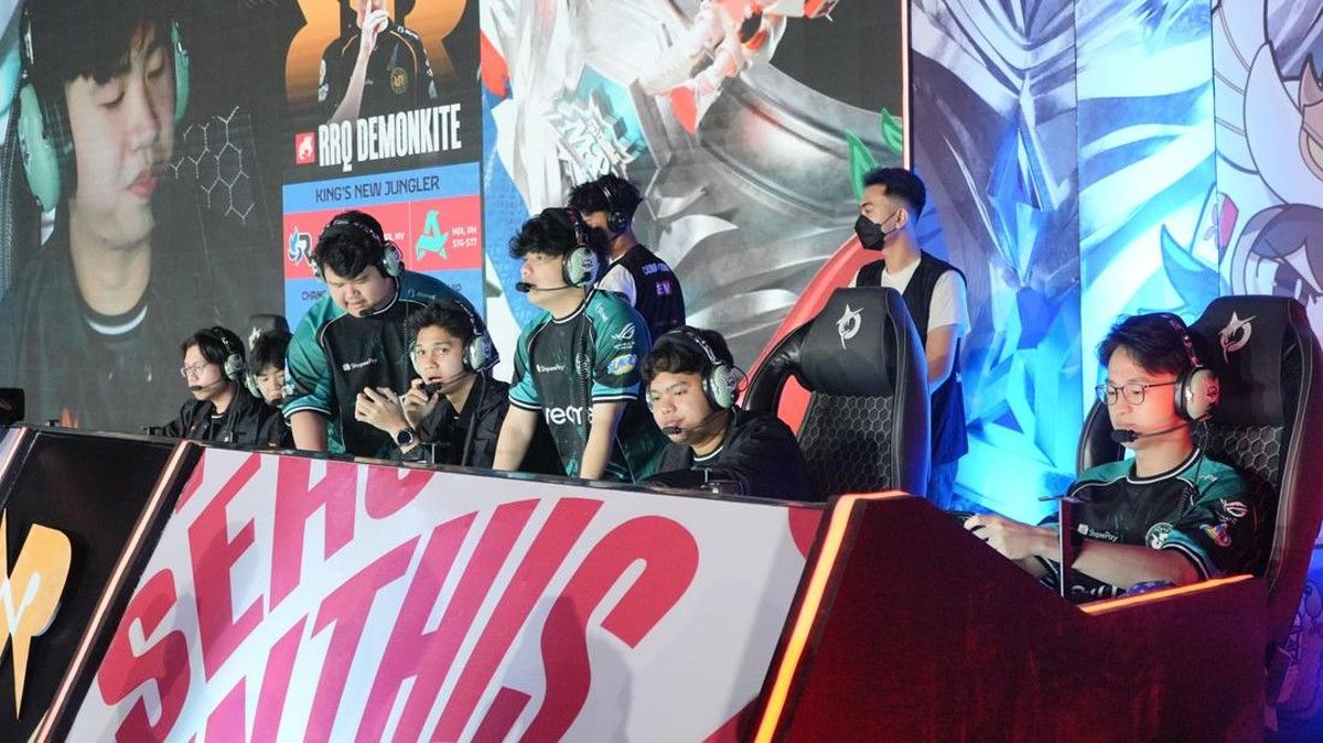 RRQ Hoshi Bertanding Melawan Dewa United di MPL ID S18 Jakarta