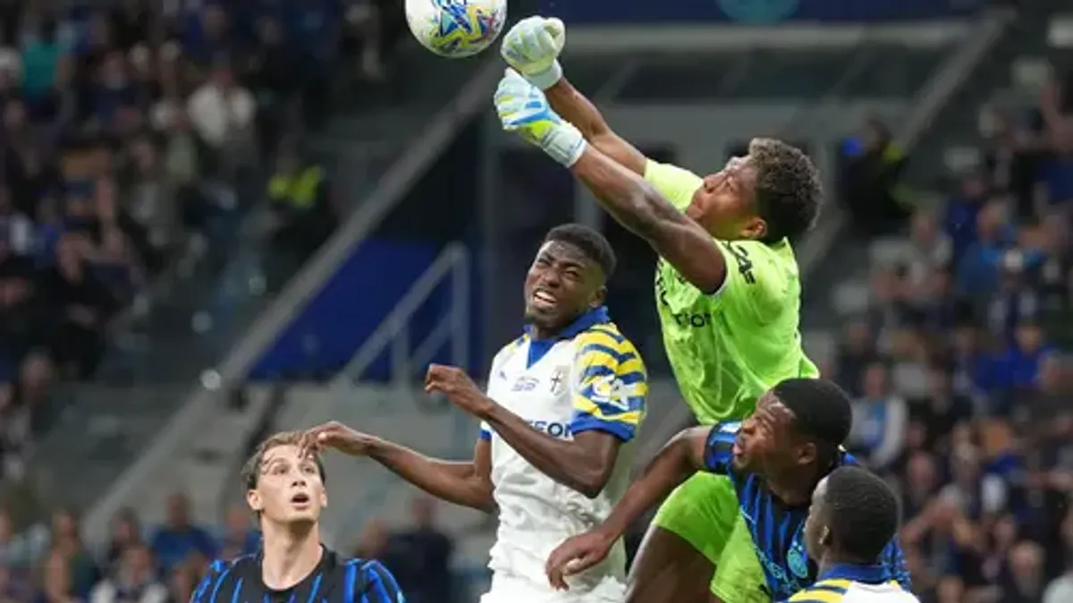 PSG Ajukan Tawaran 33 Juta Euro untuk Kiper Zion Suzuki dari Parma