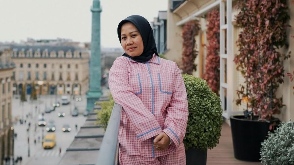 Sus Rini dan Pengasuh Rayyanza Kenakan Tas Louis Vuitton Saat Liburan di Kapal Pesiar