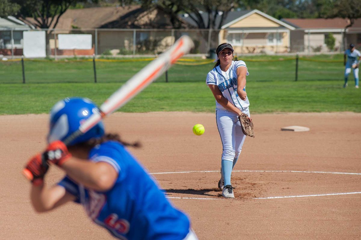 Siapa Pemain yang Melambungkan Bola dalam Softball dan Tugasnya?
