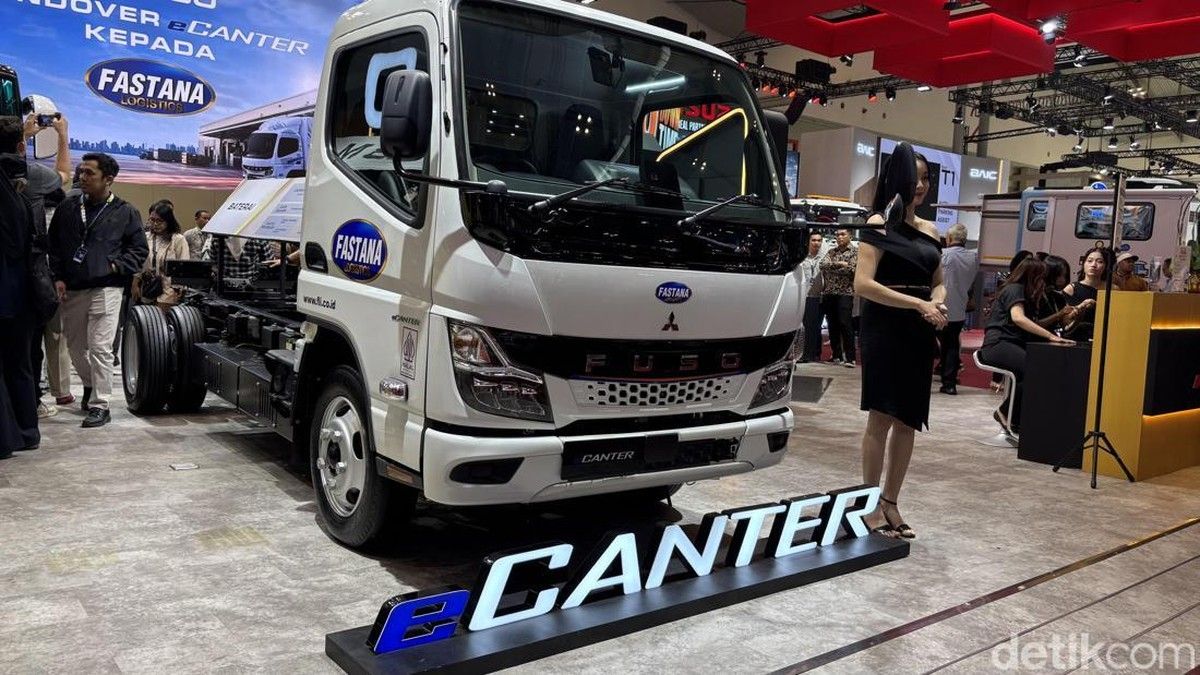 Mitsubishi Fuso Serahkan Truk Listrik eCanter ke PT Fastana Logistik