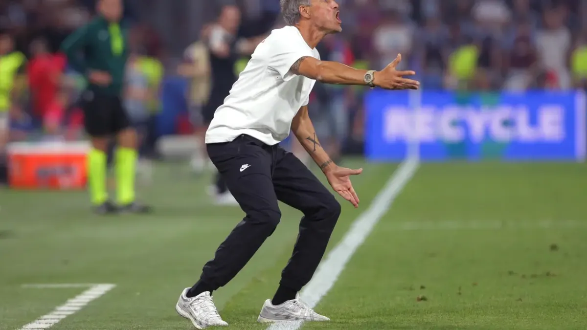 Luis Enrique Puji Mental Juara PSG Usai Pertahankan Piala Super Eropa di Salzburg