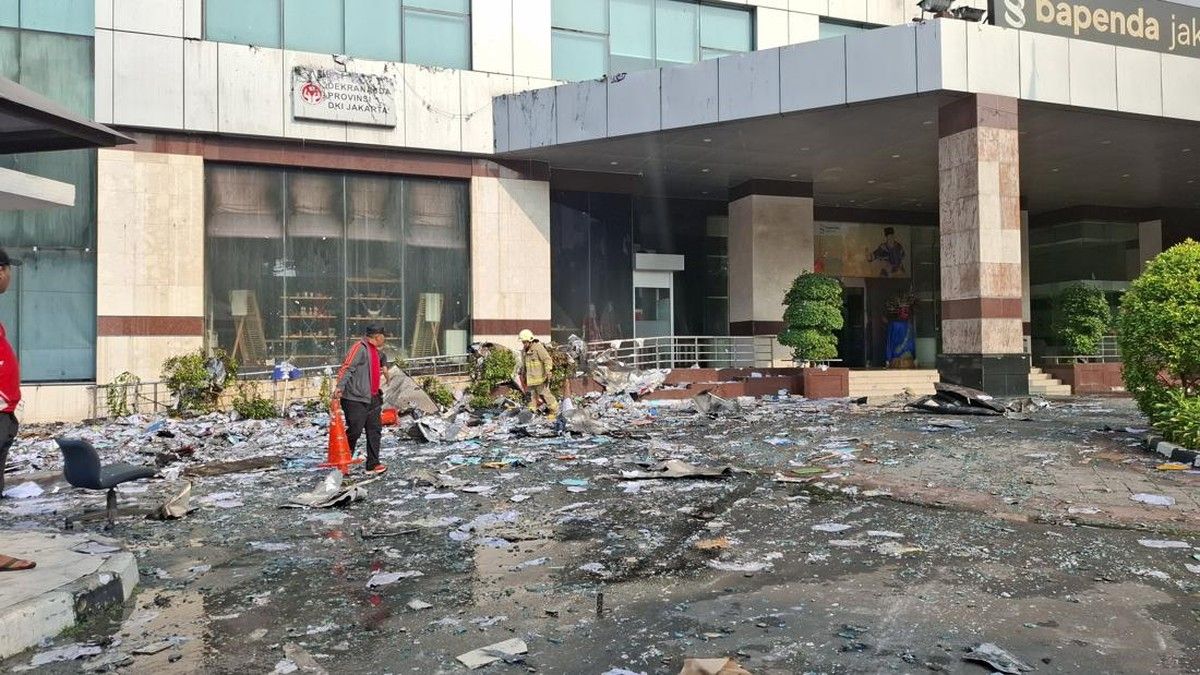 Petugas Damkar Lakukan Penyisiran Usai Kebakaran di Gedung Bapenda DKI Jakarta