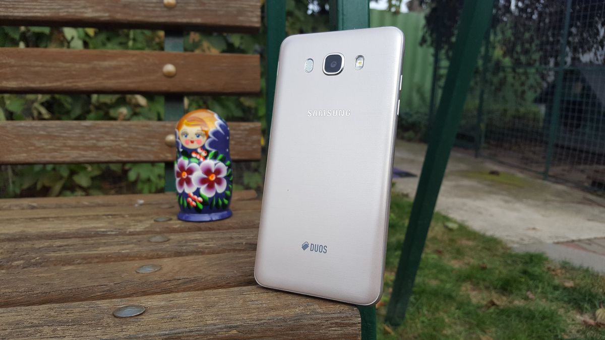 Samsung Galaxy J7 2016 Tampil Klasik dengan Spesifikasi Andal di 2026