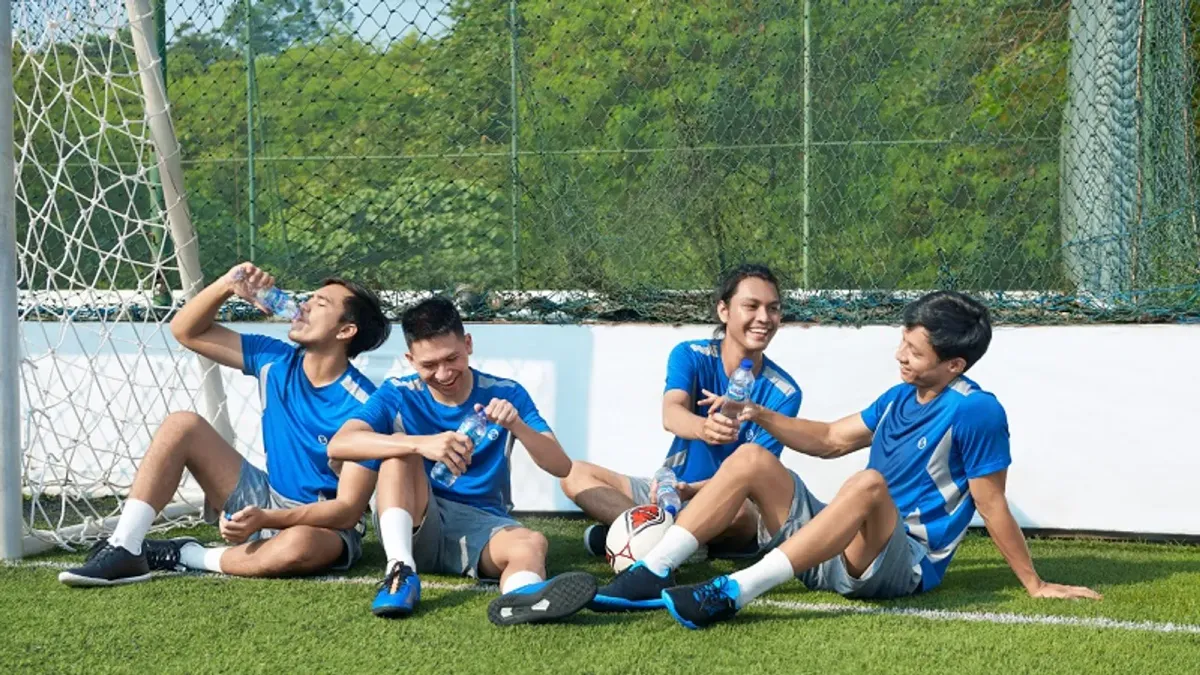 Posisi Badan Saat Menendang Bola Jarak Jauh untuk Tendangan Maksimal