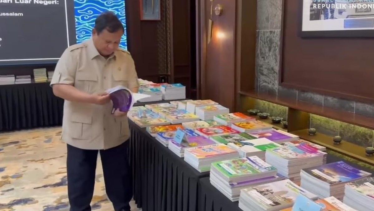 Presiden Prabowo Instruksikan Pembaruan Buku Pelajaran untuk Siswa