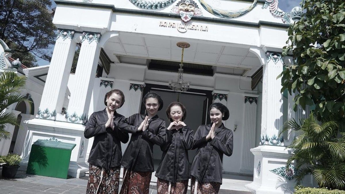 Empat Member JKT48 Jalani Pengalaman Sebagai Abdi Dalem di Keraton Yogyakarta