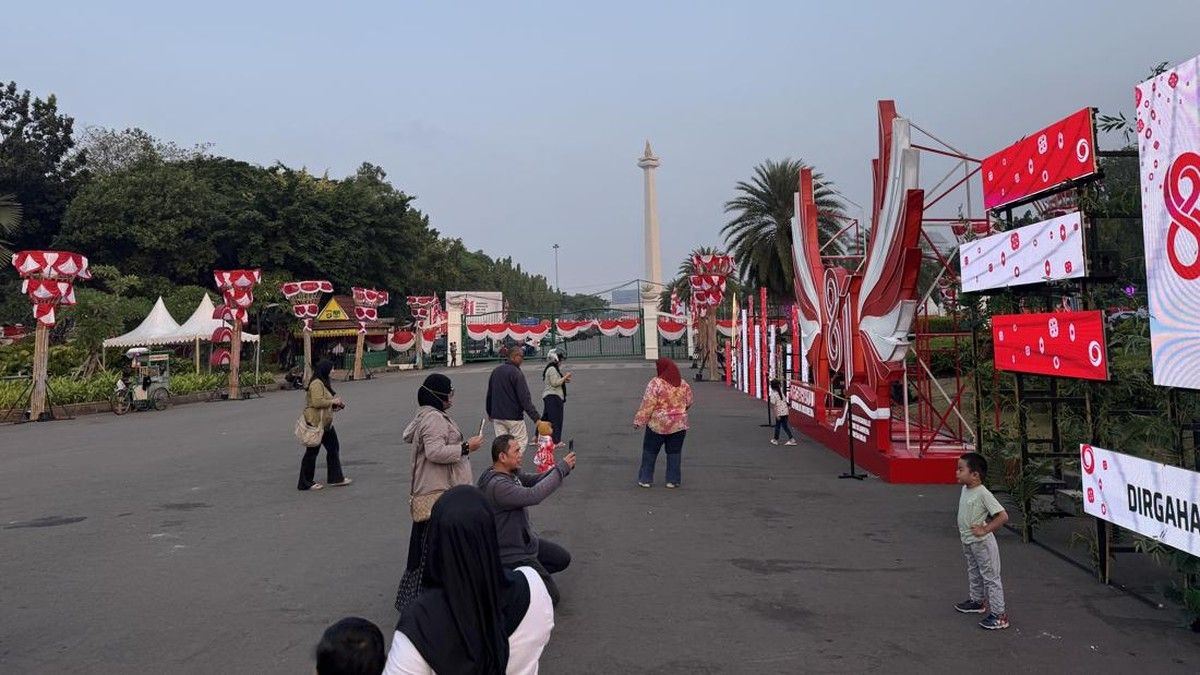 Dekorasi Merah Putih Meriahkan Perayaan HUT RI ke-81 di Monas