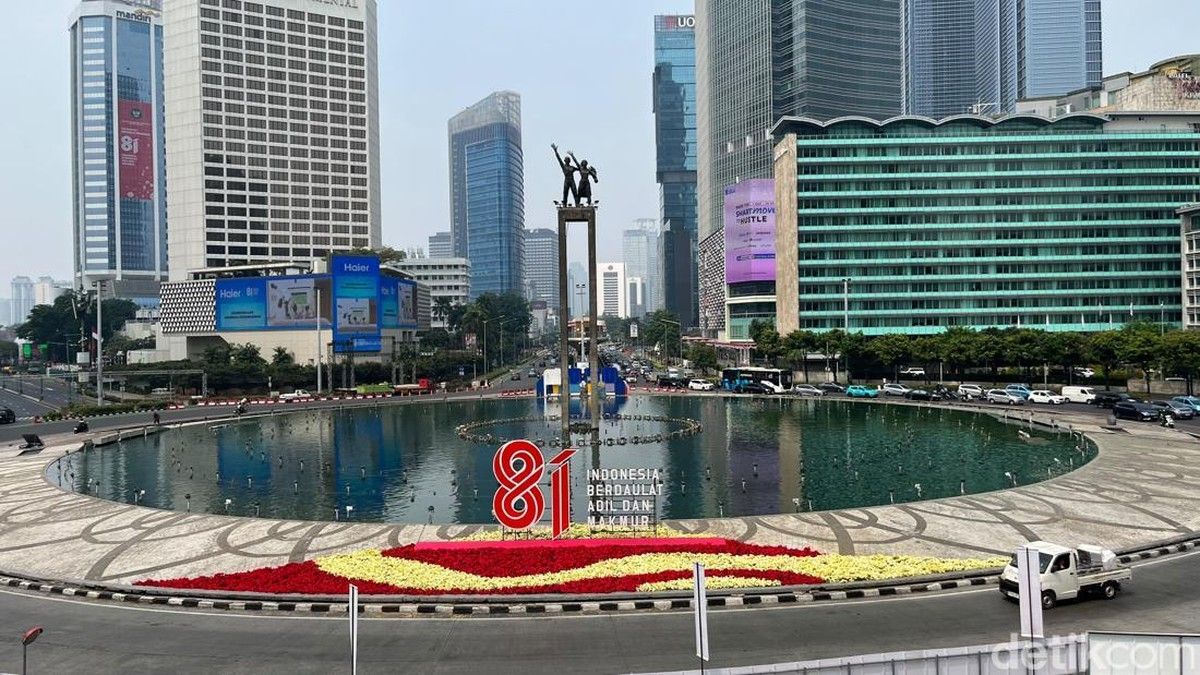 Kawasan Bundaran HI Dihias Merah Putih Sambut HUT RI ke-81