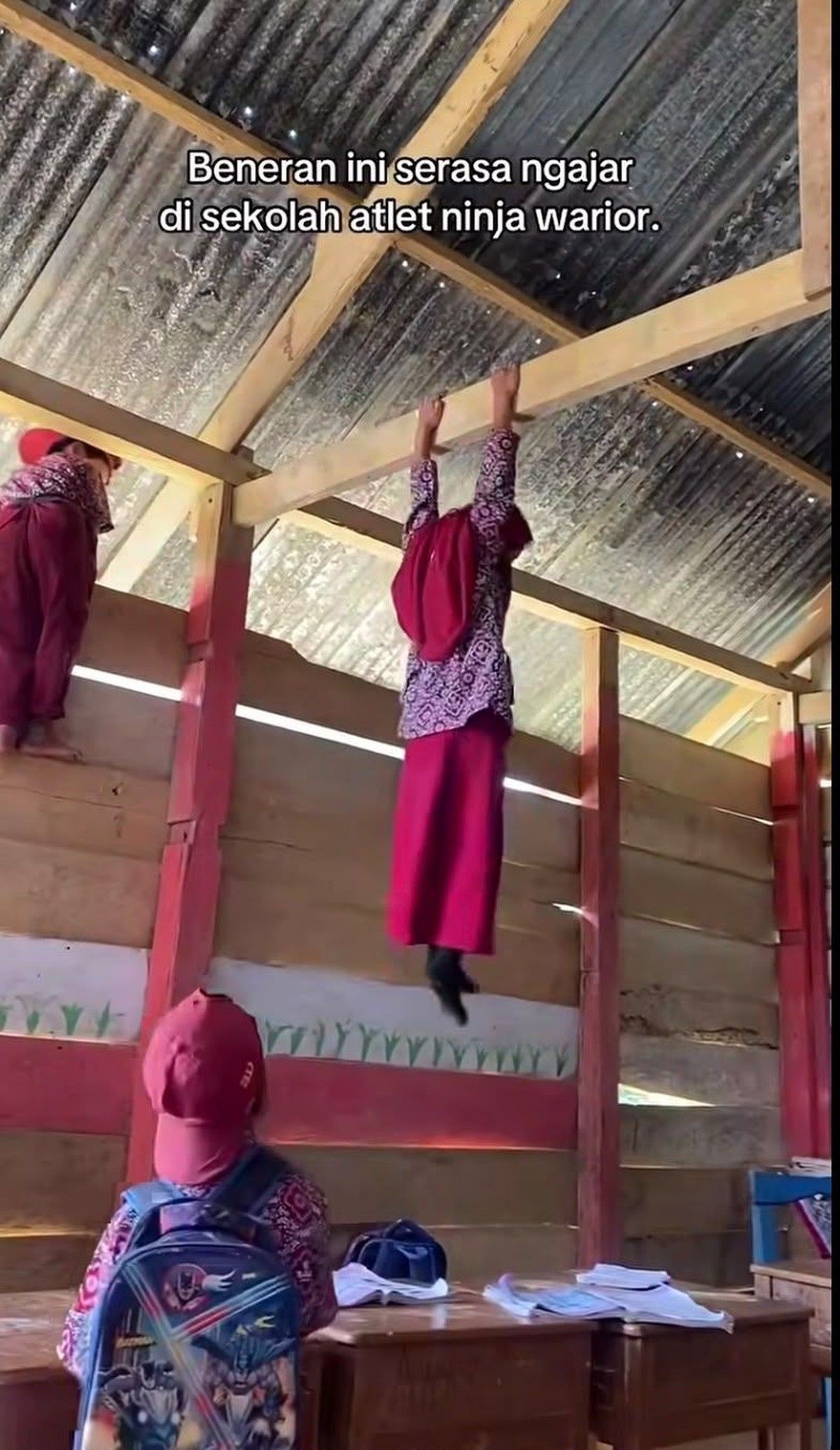 Guru Muda Rekam Siswa SD Bergelantungan di Kelas Kayu Papan Enrekang