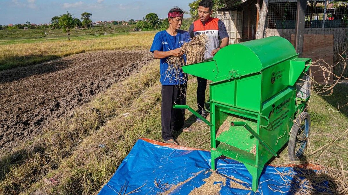 Petani Subak Sembung Manfaatkan Traktor Listrik dari Pertamina Patra Niaga