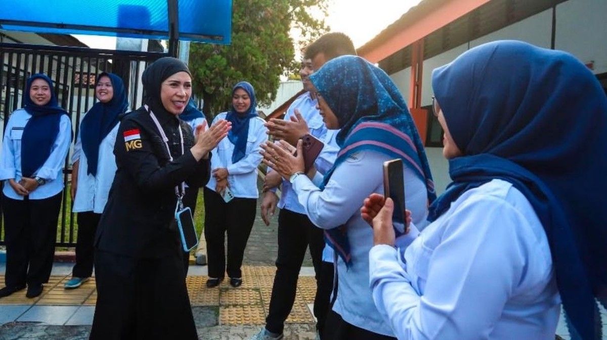 Melly Goeslaw Inspeksi Sekolah Rakyat di Bandung dan Apresiasi Perkembangan Siswa