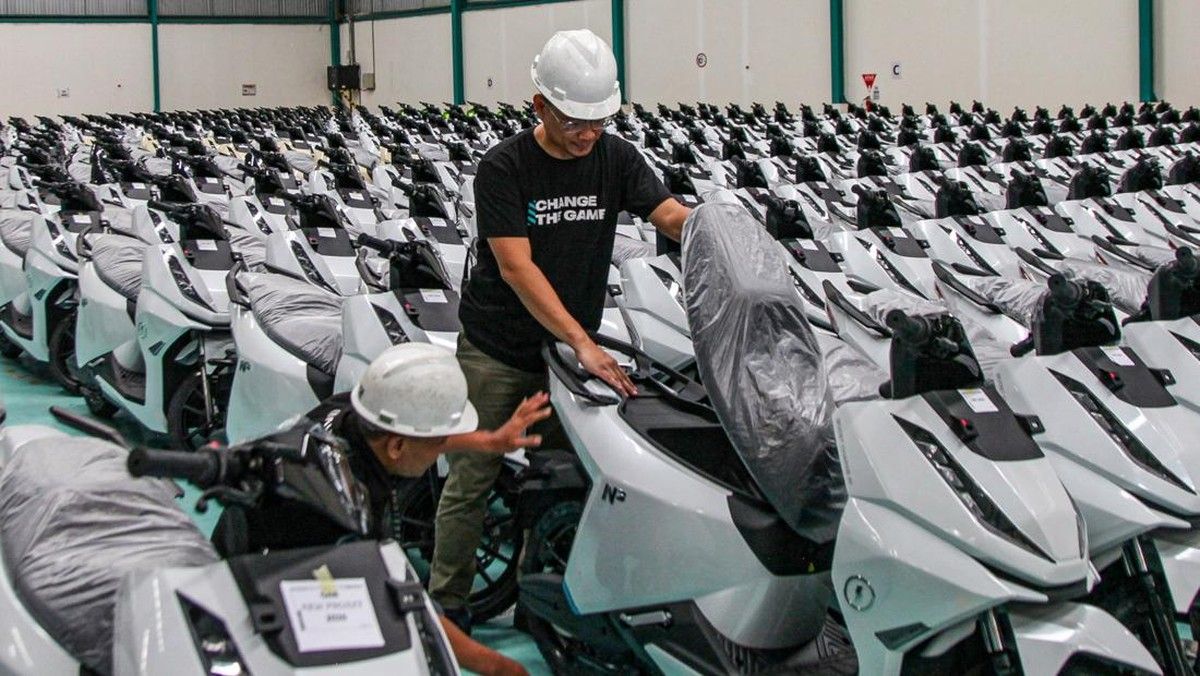 Presiden Prabowo Resmikan Motor Listrik Nasional Cakra NX1 di Pabrik Alva