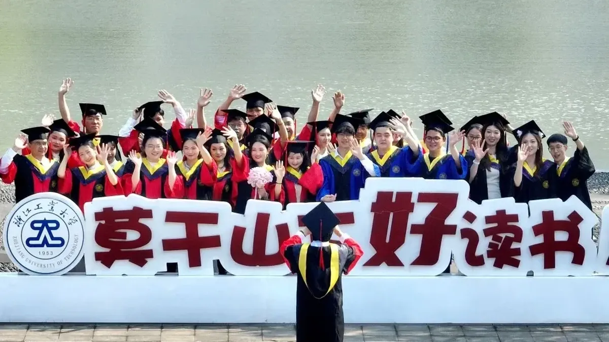 Perusahaan Teknologi China Berebut Rekrut Peneliti AI Sebelum Lulus