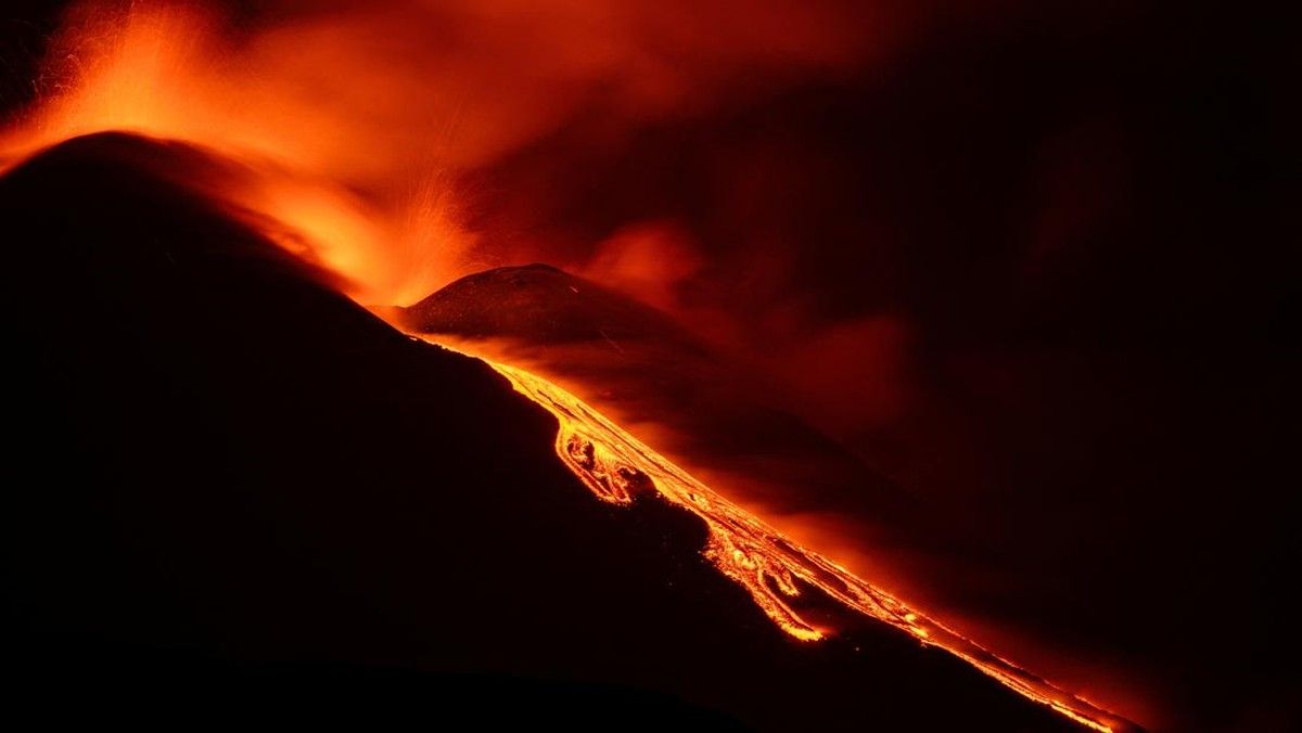 Gunung Etna Erupsi dan Ganggu Penerbangan di Catania