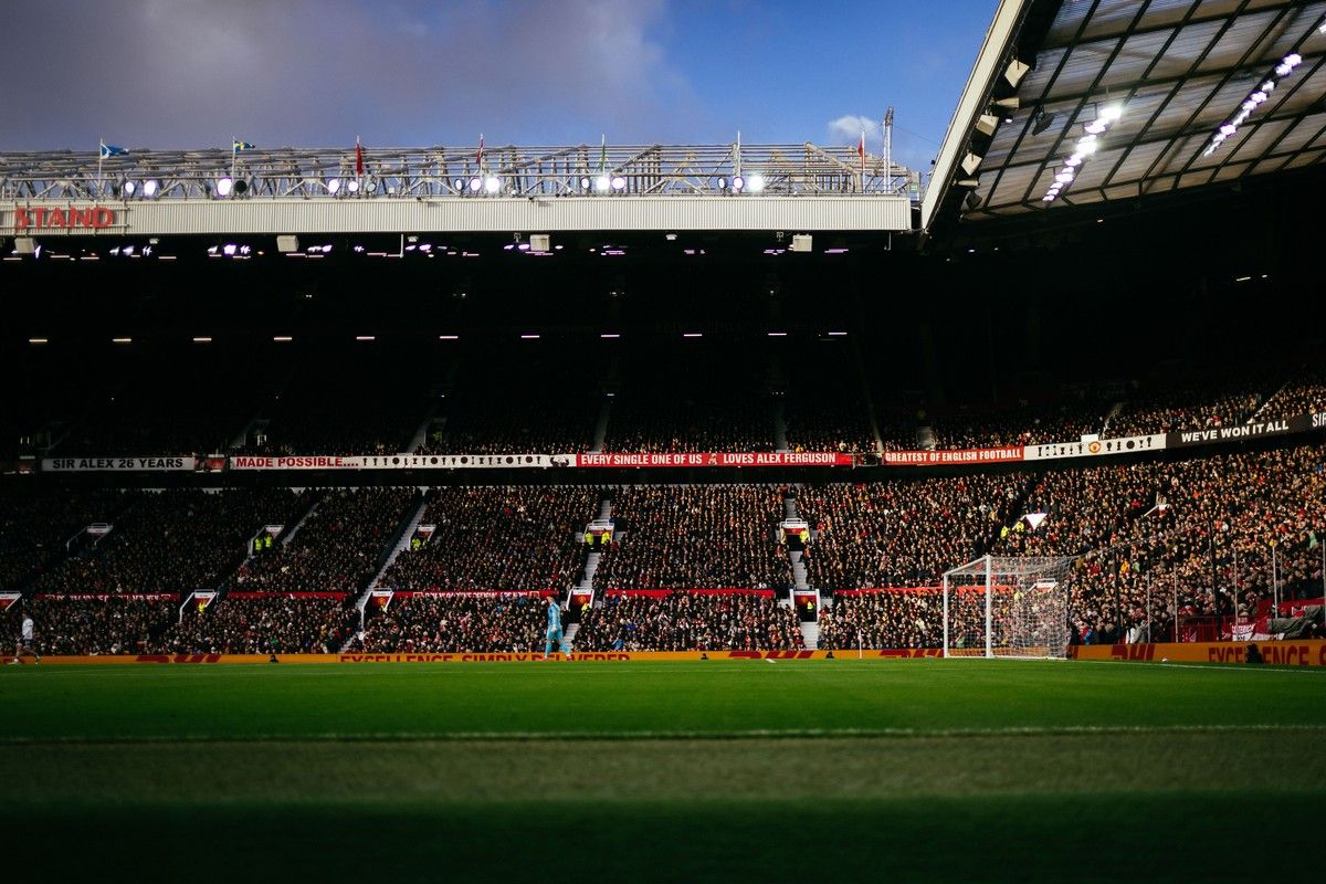Lima Petugas Keamanan MU Didakwa Terkait Penyerangan Suporter di Old Trafford