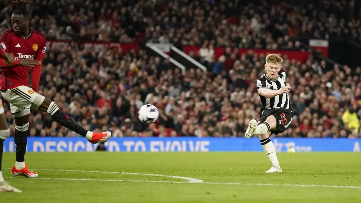 Manchester United Ubah Strategi Rekrut Bek Kiri Setelah Gagal Dapatkan Lewis Hall