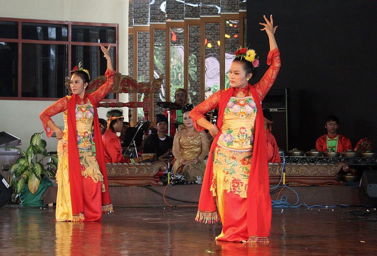 Tari Jaipong Jawa Barat dan Musik Pengiring Tradisionalnya yang Enerjik