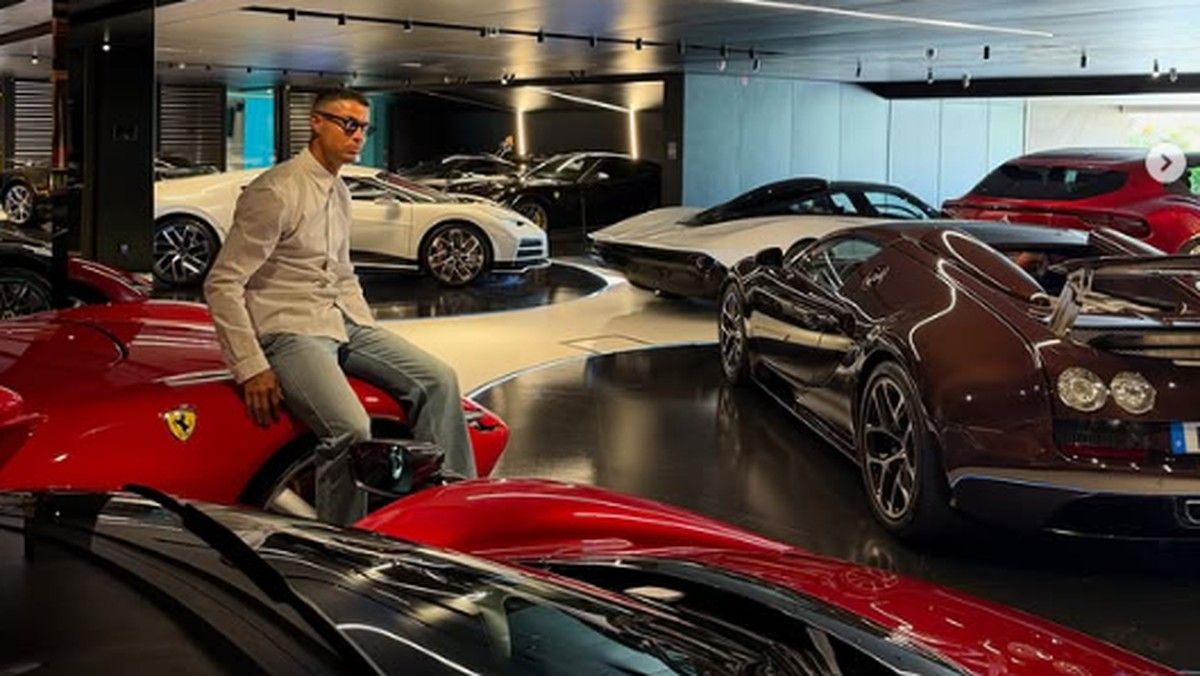 Cristiano Ronaldo Pamer Koleksi Mobil Mewah Bernilai Miliaran Rupiah