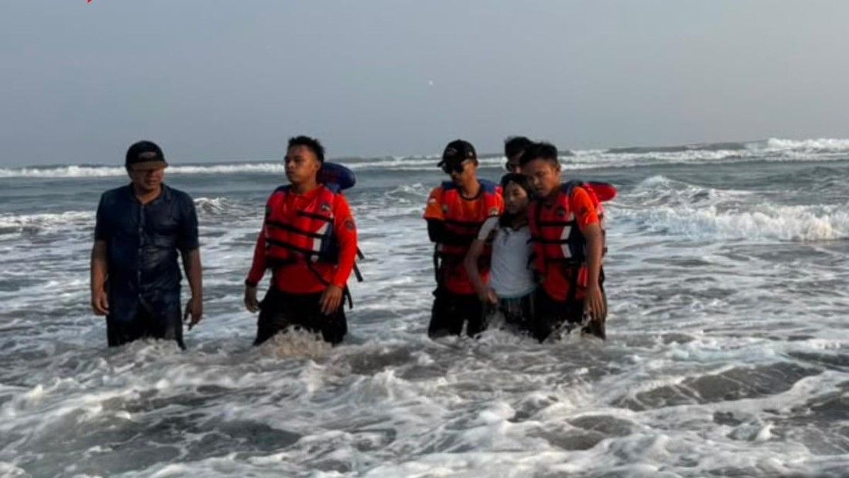 Dua Wisatawan Hanyut di Pantai Parangtritis Bantul Diselamatkan Petugas
