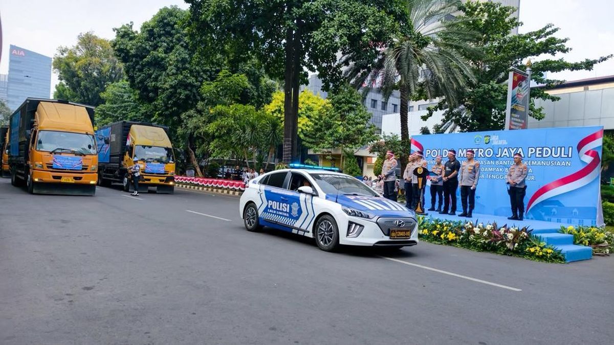Kapolda Metro Jaya Lepas 12 Truk Bantuan untuk Korban Gempa NTT