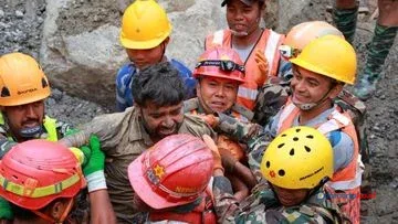 Aksi Arnold Dix Cari Korban Banjir Nepal di Bawah Tanah