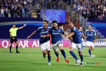 Hansi Flick Puji Gaya Main Como di Bawah Cesc Fabregas