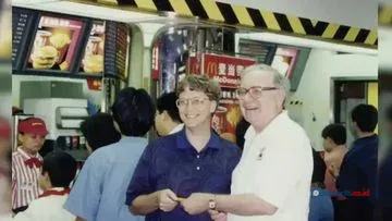 Bill Gates Rayakan Ultah ke-96 Warren Buffett, Puji Persahabatan 35 Tahun