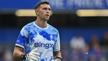 Emi Martinez Resmi Gunakan Nomor 1 di Chelsea