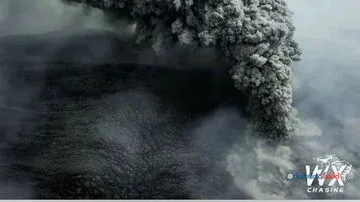 Kedahsyatan Erupsi Gunung Anak Krakatau dari Jarak Dekat