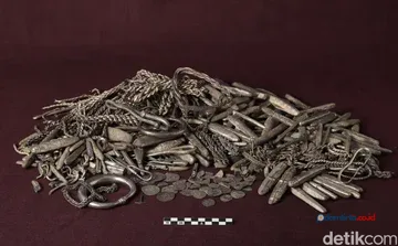 Penemuan Harta Karun Perak Viking Terbesar di Kebun Rumah