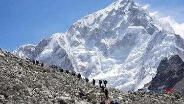 Urin Pendaki Percepat Pencairan Gletser Everest