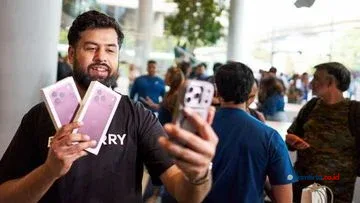 Mengapa Bos Apple Merinding Lihat Pengguna Pasang Pelindung Layar?