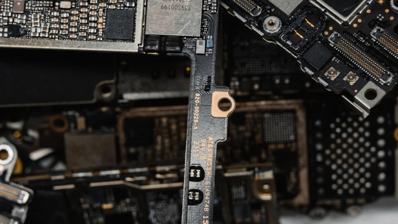 smartphone motherboard micro chip storage technology