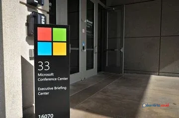 Trump Tangguhkan Microsoft dari Program Green Card Pekerja Asing