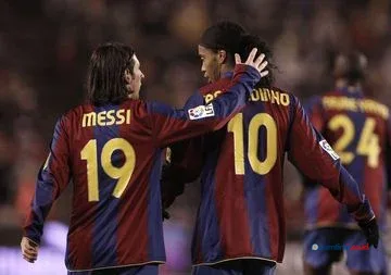 Pesan Haru Ronaldinho untuk Messi: Mengenang Jejak Sang Legenda