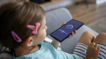 Wamenkomdigi Ingatkan Bahaya Ketergantungan AI pada Anak