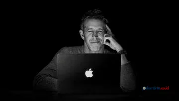 Logo Apple Menyala Kembali di MacBook Pro Layar Sentuh