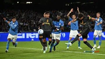 Drama 6 Gol: Napoli Ditahan Imbang Roma 3-3 di Liga Italia