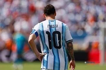 Debat Gary Neville dan Roy Keane Soal Pensiun Lionel Messi