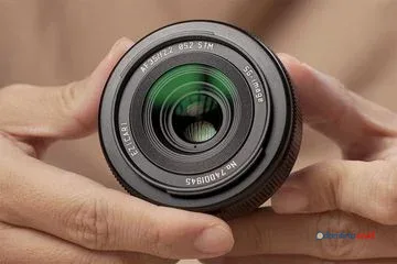 SG-image 35mm f/2.2: Lensa Full Frame Mungil Berkarakter Unik